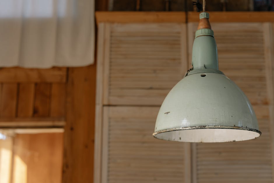 Stijlvolle metalen hanglampen in een modern interieur voor sfeervolle verlichting.