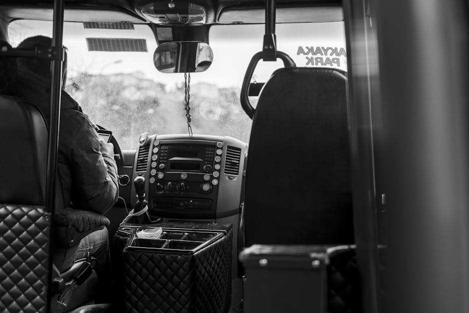 Een buschauffeur die een stadsbus bestuurt in Nederland, met passagiers aan boord.