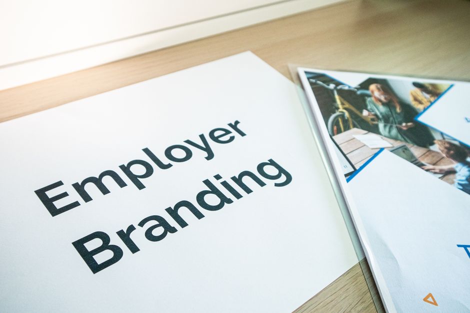Een team bespreekt strategieën voor recruitment marketing en employer branding in België.